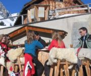 bg_Staerkung vor der Skischule.jpg